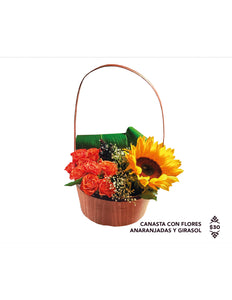 Canasta con flores anaranjadas y girasol